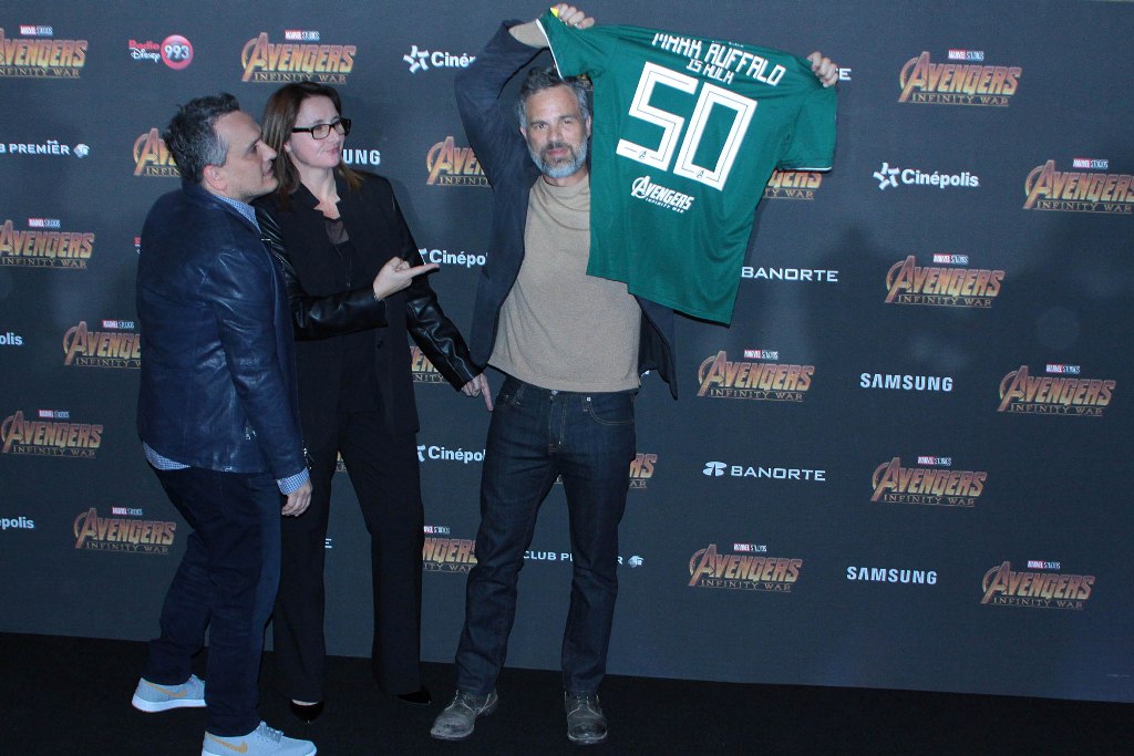 A Mark Ruffalo le obsequiaron una playera de la selección mexicana. 