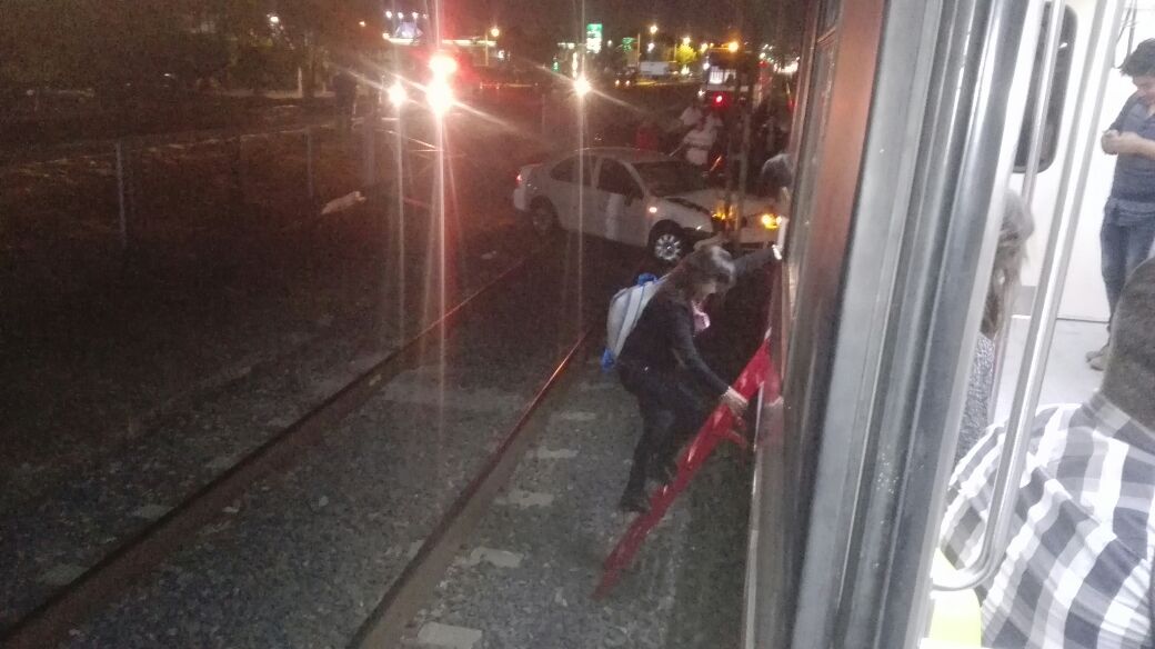 Pasajeros tuvieron que transbordar a media calle
