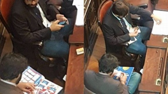 Políticos intercambian cromos del álbum de Panini durante sesión del Congreso brasileño