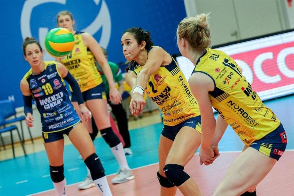 Samy Bricio, la mexicana que pisa fuerte en el voleibol europeo 