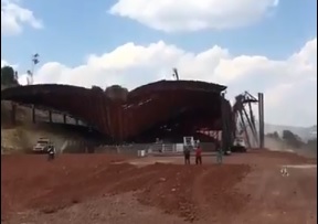 El techo del recinto se vino abajo luego de atorarse en una grúa. 