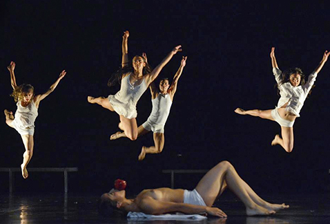 Bailarines de la compañía Barro Rojo