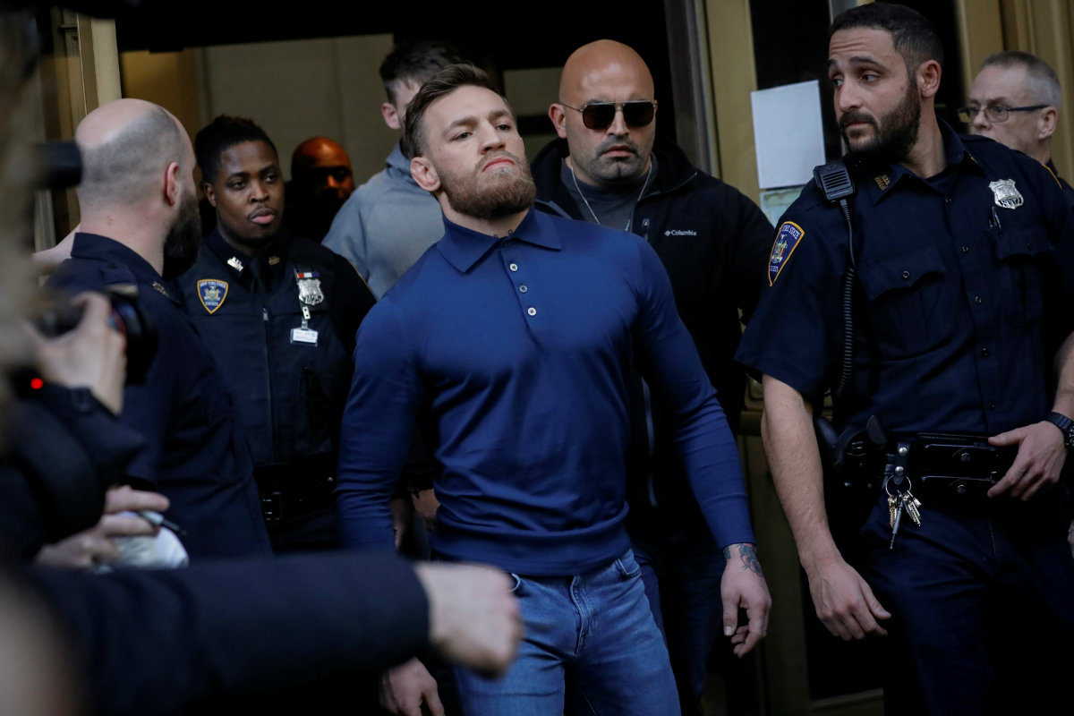 Conor McGregor sale de la corte de Brooklyn