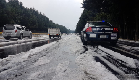 Esta tarde granizó en el kilómetro 38 de la autopista México-Cuernavaca.