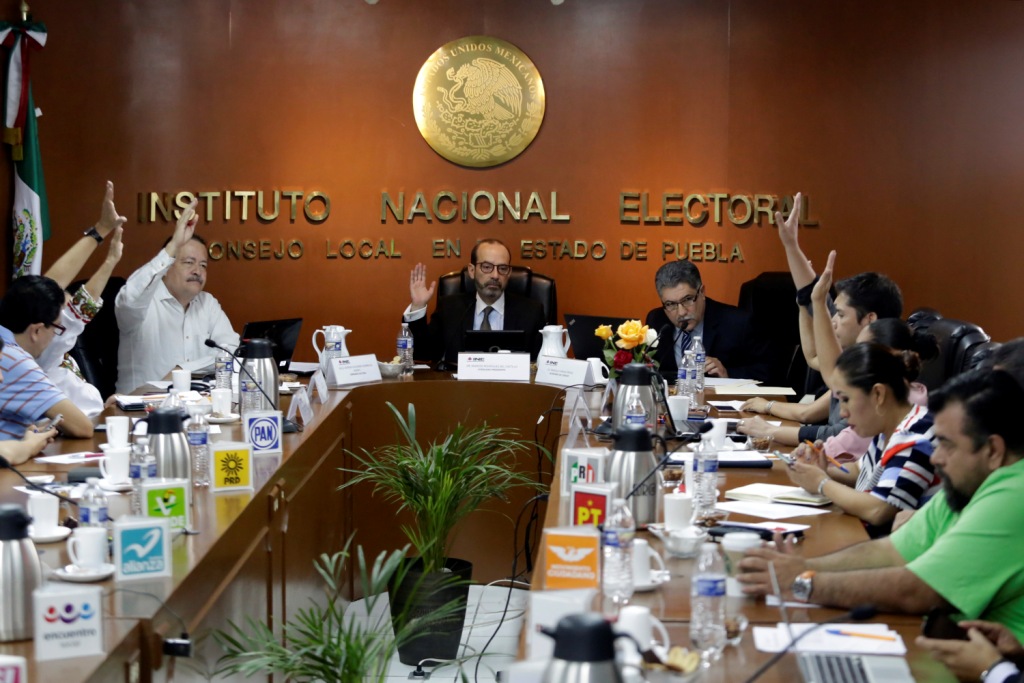 El Instituto Nacional Electoral (INE) multó con 191 mil pesos a los tres candidatos a la gubernatura de Puebla.