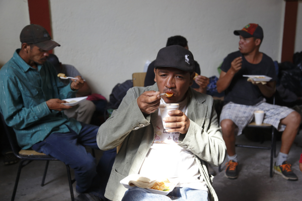 Los migrantes de la caravana, en su mayoría hondureños, recibieron un permiso de 20 días del Instituto Nacional de Migración que les garantiza el libr