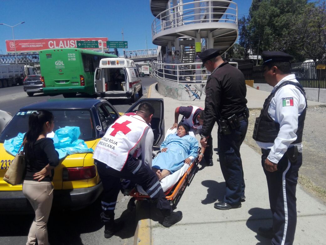 Una mujer tuvo labor de parto y dio a luz a una pequeña en pleno Periférico Sur