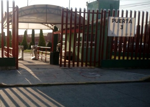Una de las entradas del plantel. 