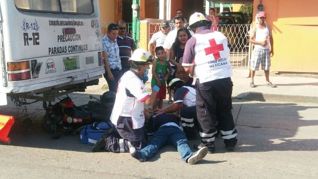 El motociclista es auxiliados en el lugar del percance.