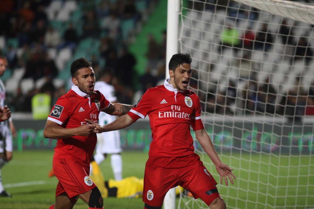 Raúl Jiménez en festejo de gol 