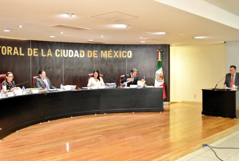 Sheinbaum fue acusada por el PRI por la colocación de dos lonas en la delegación Xochimilco previo al inicio de las precampañas.