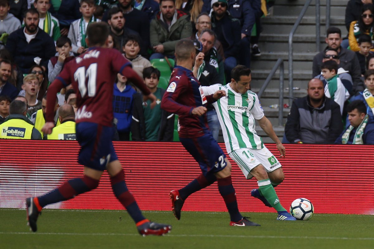 Andrés Guardado en el juego contra el Eibar