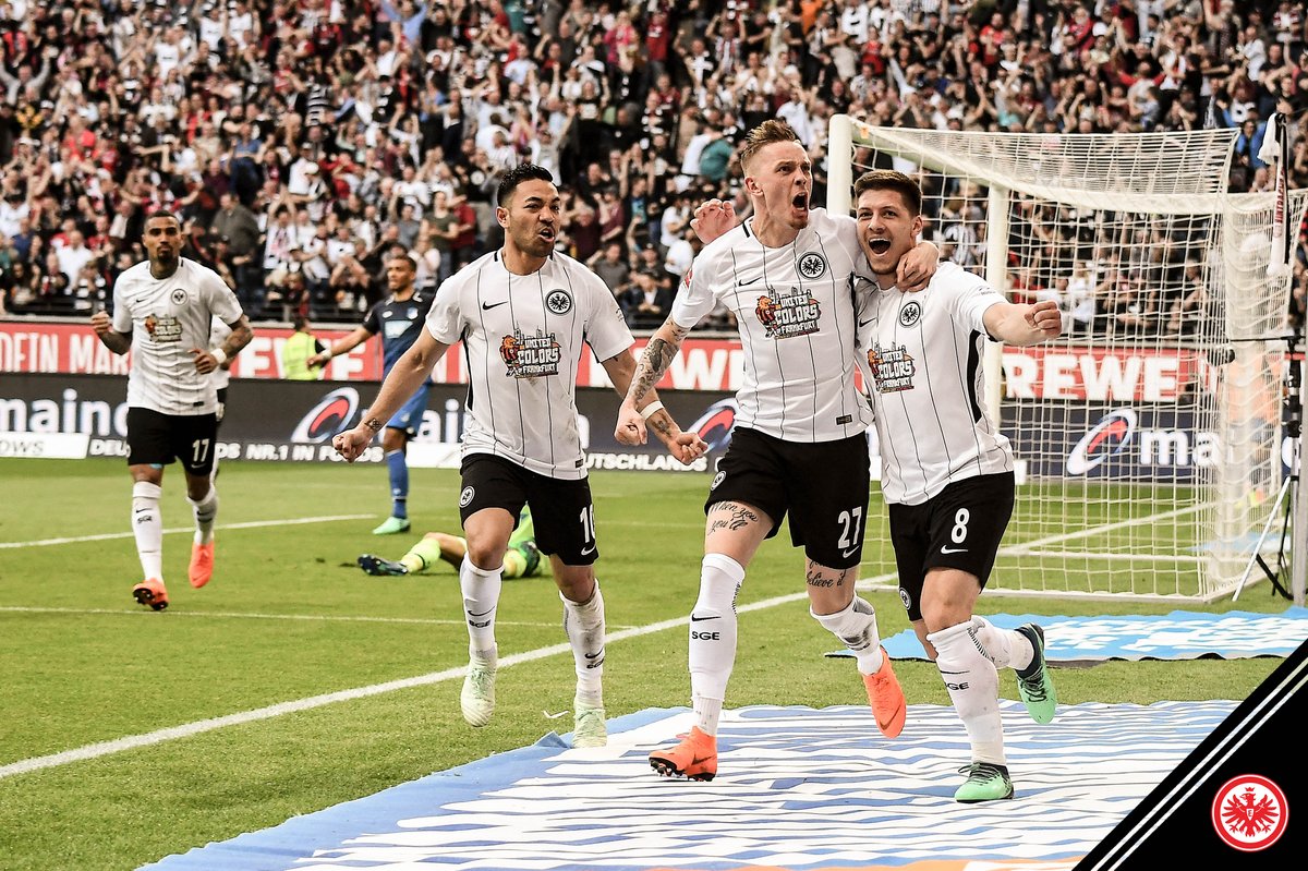 Marco Fabián festejando el gol del Frankfurt