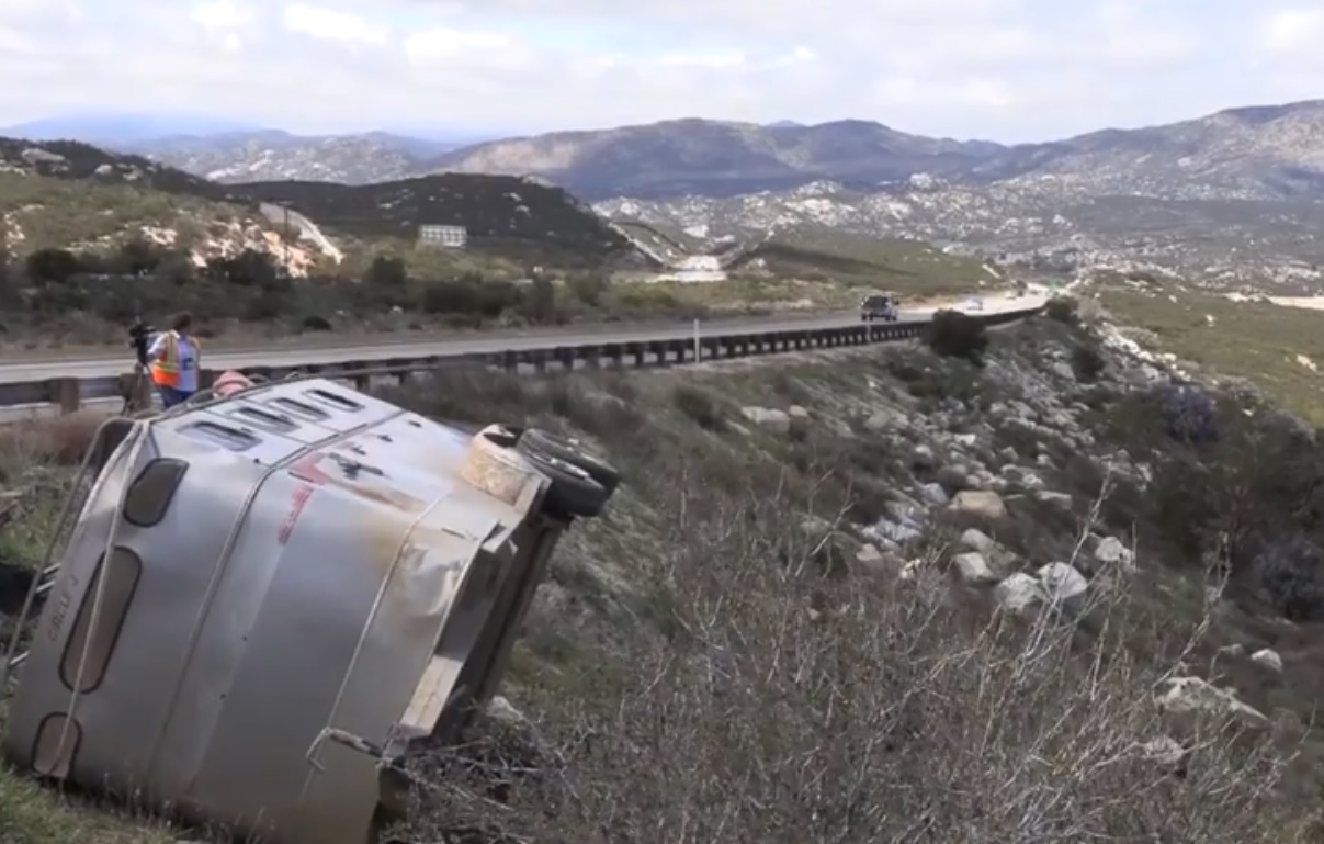 Un remolque para caballos que transportaba migrantes indocumentados volcó en una carretera en California.
