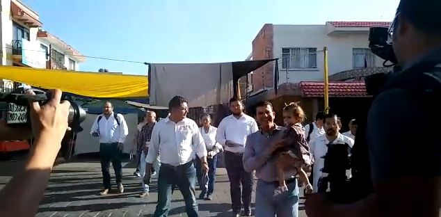 Ricardo Sheffield en tianguis Línea de Fuego. 