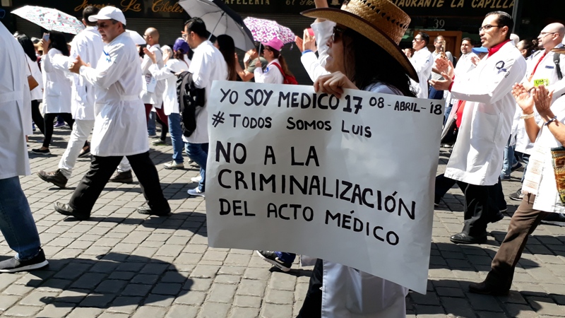 En el Zócalo realizaron un mitin para pedir a las autoridades no se criminalice el trabajo de médicos, enfermeras y todo trabajador de este ramo.