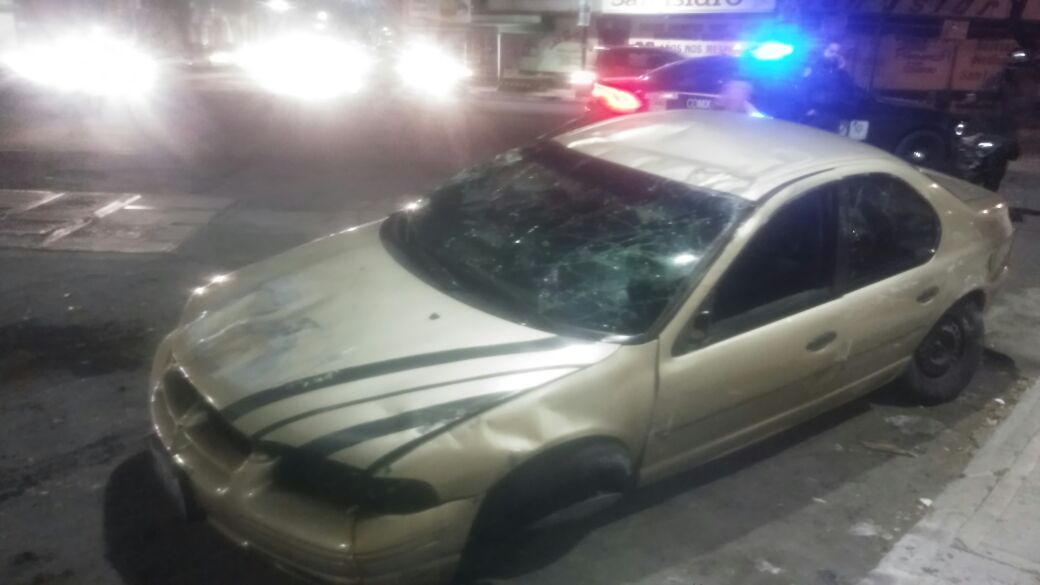 Bomberos esparcieron arena tierra en el suelo para evitar que algún otro percance.