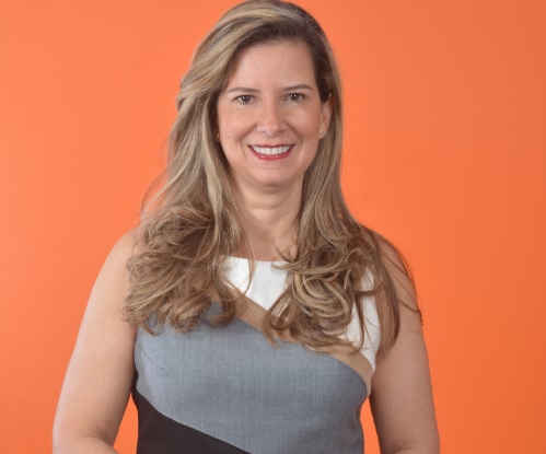 Claudia Castro como vicepresidenta y directora general de AT&T para la región Centro. 