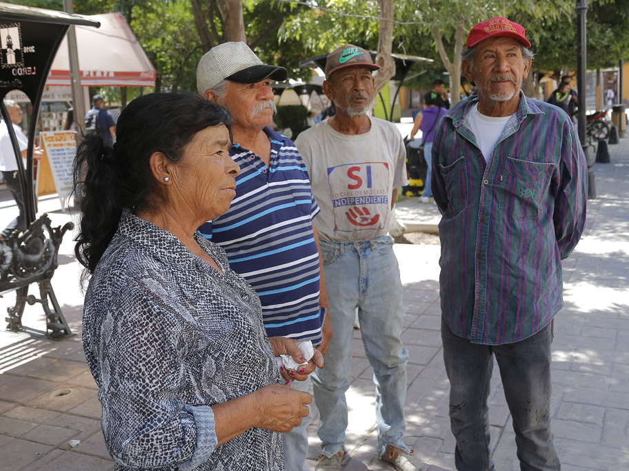 Denunciaron que los encargados del basurero le dan preferencia a bomberos para recoger material.