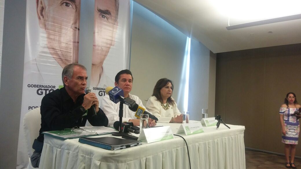 Felipe Arturo al micrófono, candidato al gobierno de Guanajuato por el PVEM. 