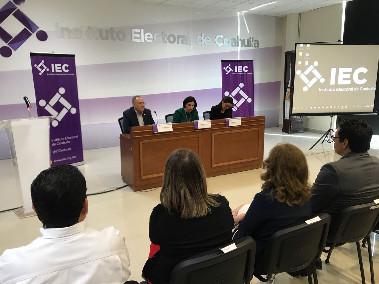 La investigadora de FLACSO México, Georgina Flores Ivich impartió una conferencia en el Instituto Electoral de Coahuila. 