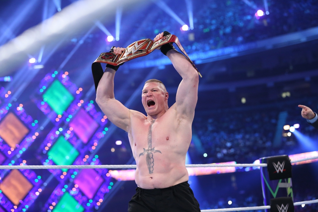 Lesnar se impuso a Roman Reigns