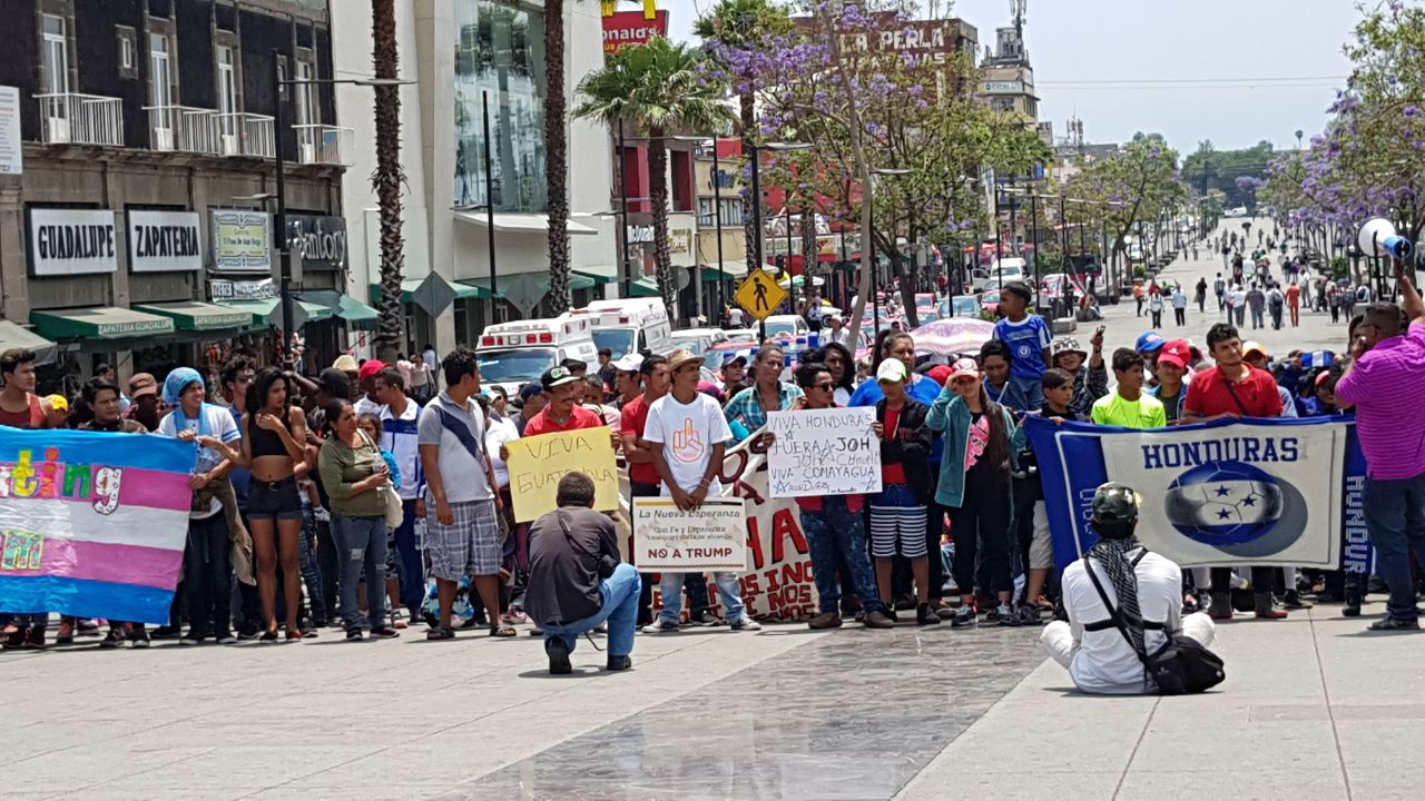 Los indocumentados se dirigen a la Casa del Peregrino.