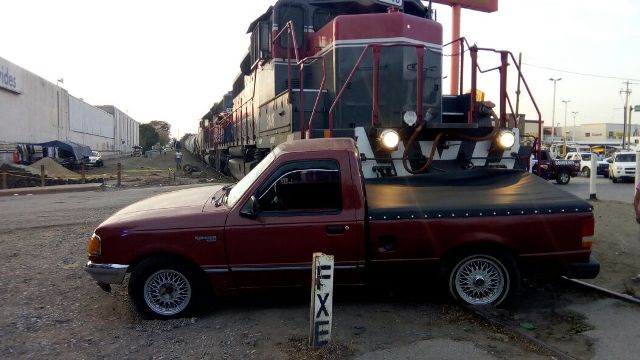 La camioneta fue embestida por el ferrocarril.