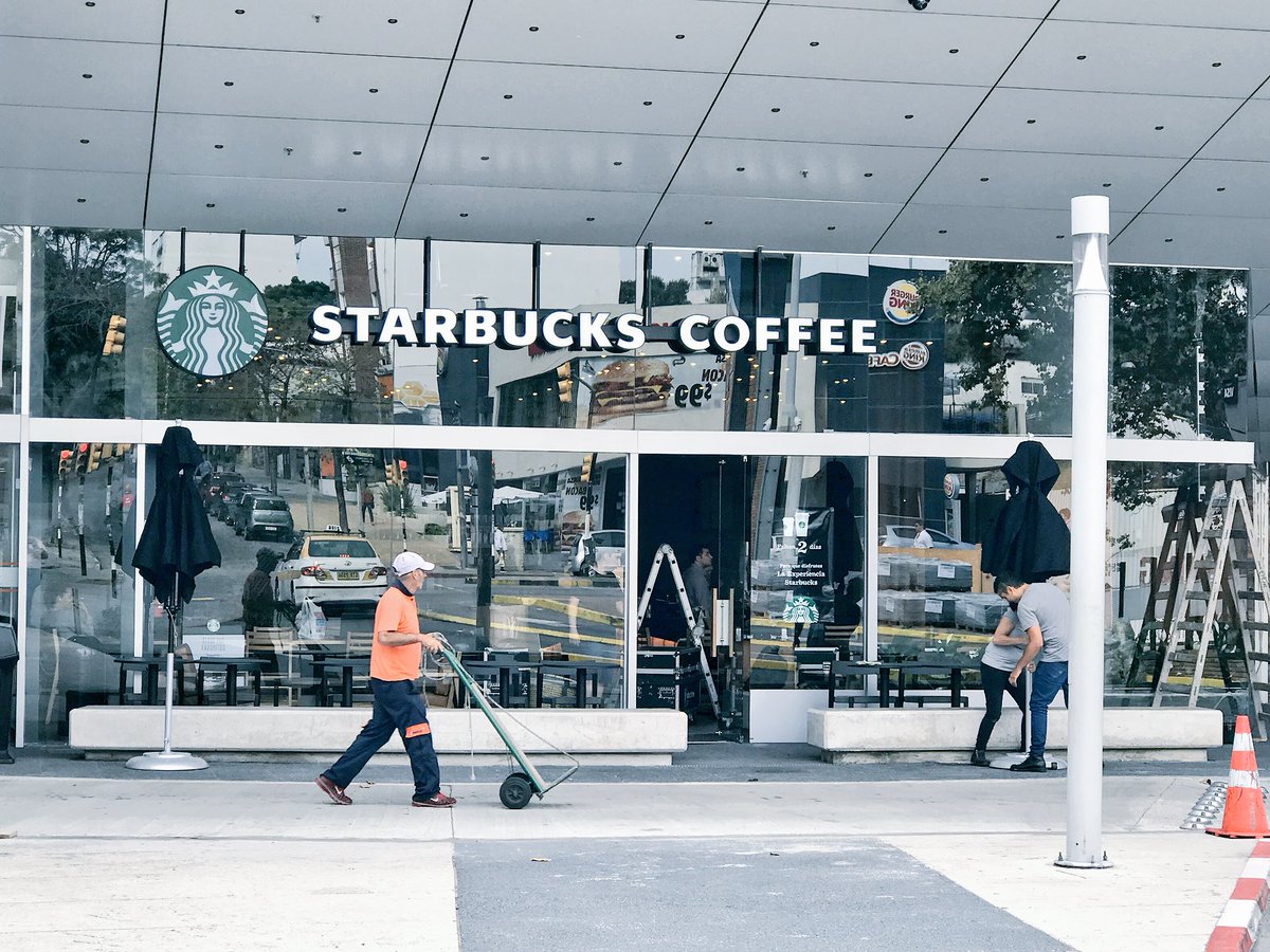 La primera sucursal de Starbucks en Uruguay.