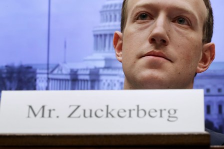 Por segundo día consecutivo, Zuckeberg sigue compareciendo ante los legisladores estadunidenses. 