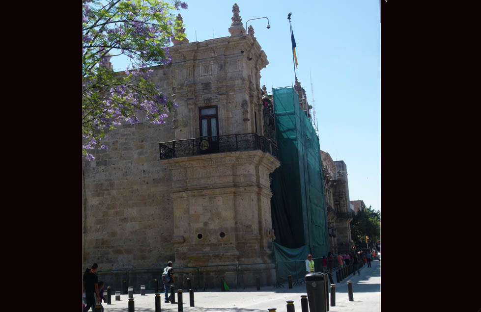 Realizan limpieza, restauración y consolidación de la cantera, remozamiento y rehabilitación de carpintería y los vitrales en Palacio de Gobierno.