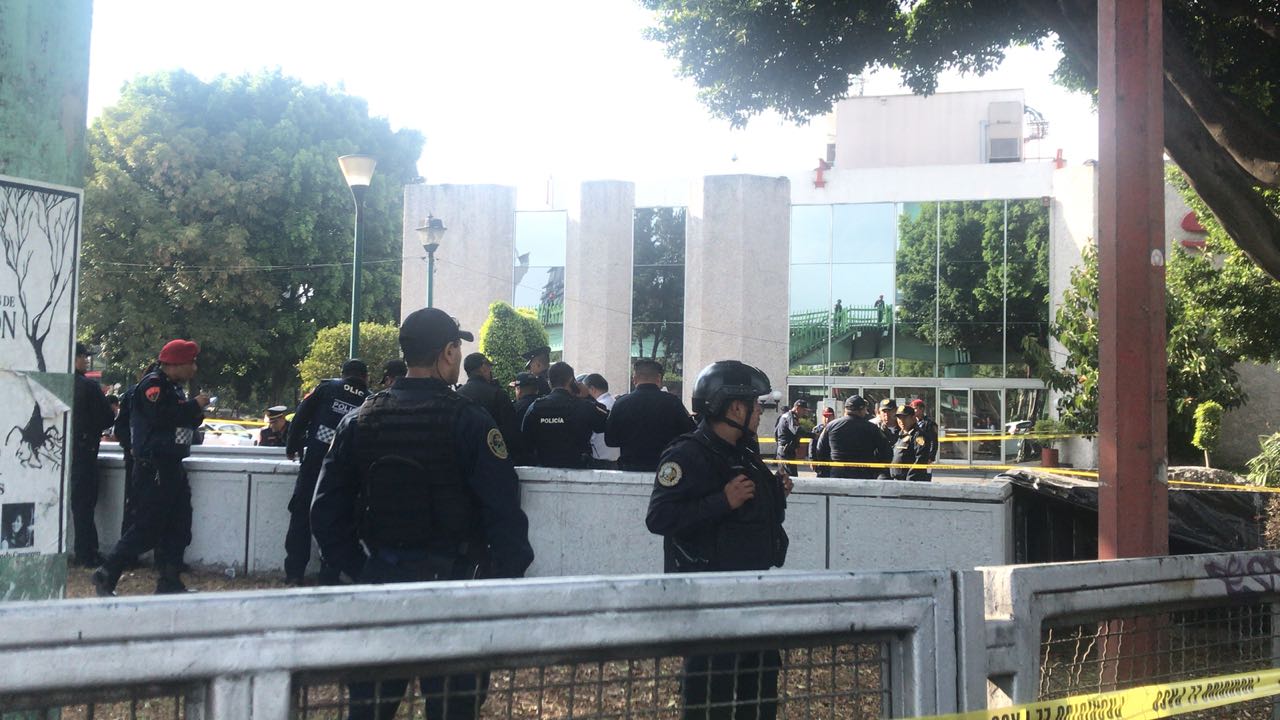 En el acceso poniente a la estación División del Norte del Metro un hombre fue atacado a balazos.