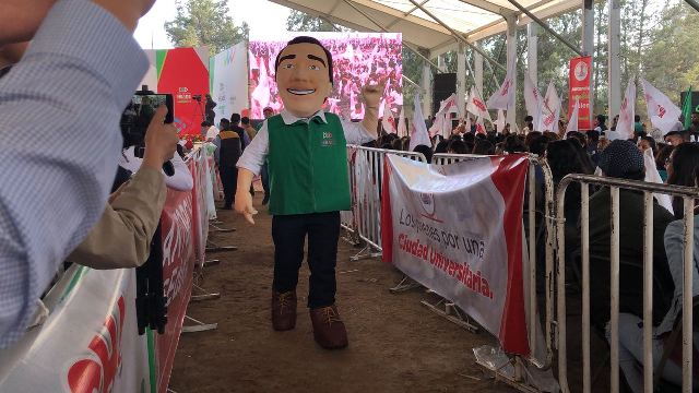 Una botarga se suma al equipo de campaña del candidato a la Presidencia de la coalición "Todos por México". 
