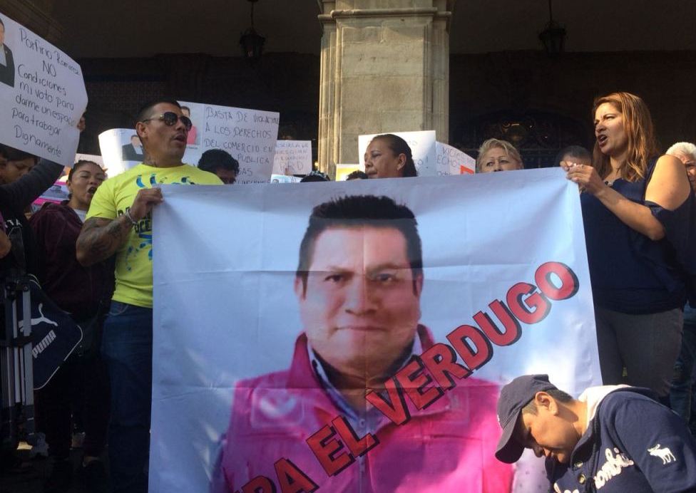Los comerciantes acusan de extorsión al actual director de programas delegacionales, Porfirio Ramírez.