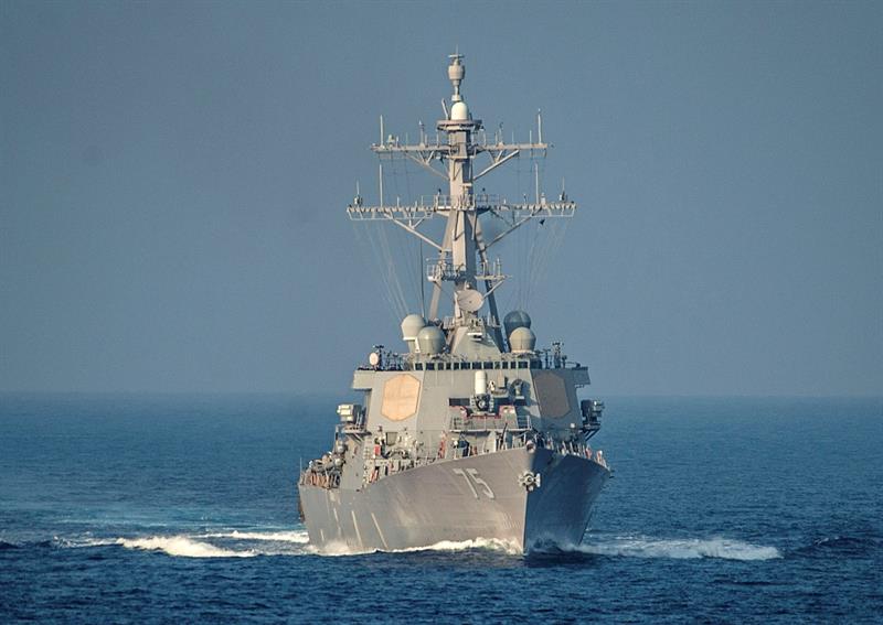 El destructor USS Donald Cook,con capacidad de lanzamiento de misiles teledirigidos, avanza por el mar Mediterráneo. 
