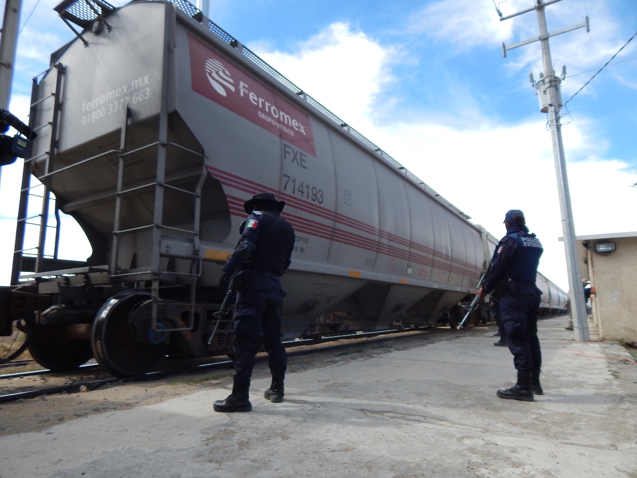 Elementos de la Policía Estatal y Auxiliar evitaron que la mercancía del tren fuera sustraída.