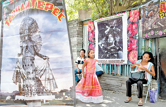 Habitantes del Istmo de Tehuantepec iniciaron un plantón indefinido en la oficina del Alto Comisionado. 