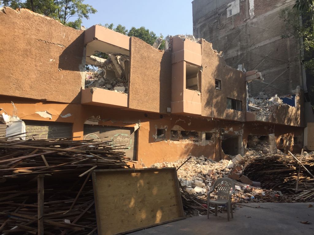 El inmueble estaba conformado por seis niveles; cuatro para uso habitacional, áreas de azotea y planta baja destinada para comercios.