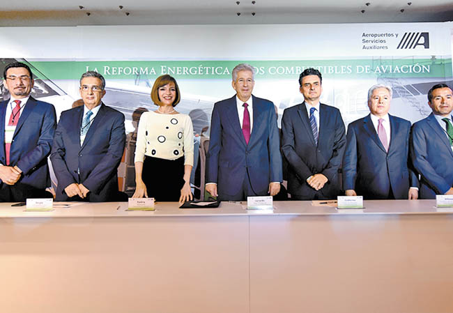 Mesa de trabajo en el foro La reforma energética y los combustibles de aviación. 