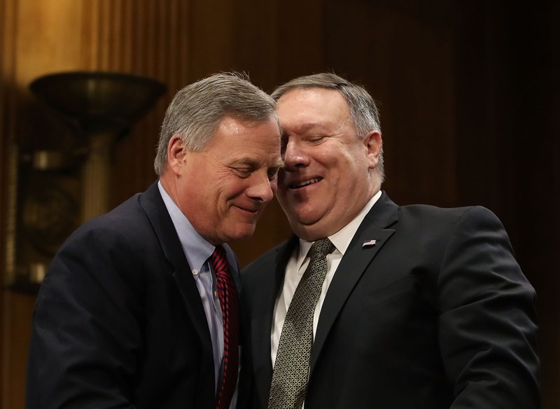 Mike Pompeo habla con el senador Richard Burr durante su audiencia de confirmación ante el Senado.