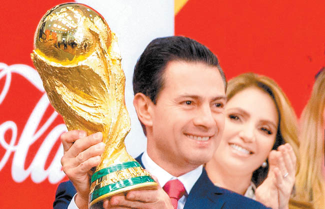 Peña Nieto recibió en Los Pinos la Copa FIFA que se disputará en Rusia. 