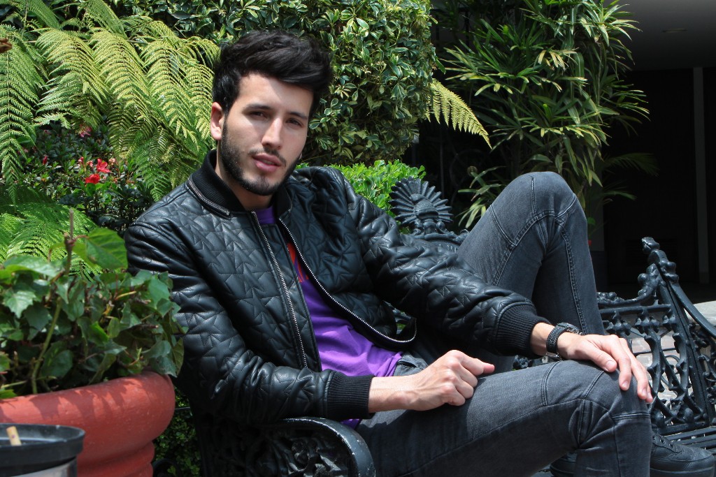 Sebastián Yatra presenta su nuevo sencillo "Por perro". 
