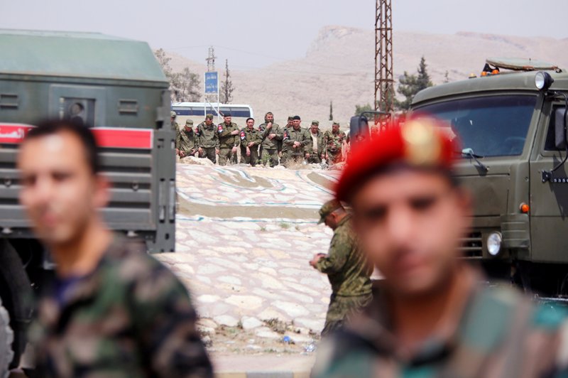 Soldados del ejército ruso se reúnen en la entrada del campamento de Wafideen, en Damasco.