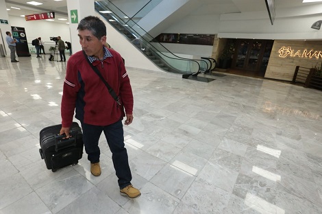 Anselmo Aguilar se prepara para abordar su vuelo hacia Canadá como integrante del Programa de Trabajadores Agrícolas Temporales México-Canadá patrocin