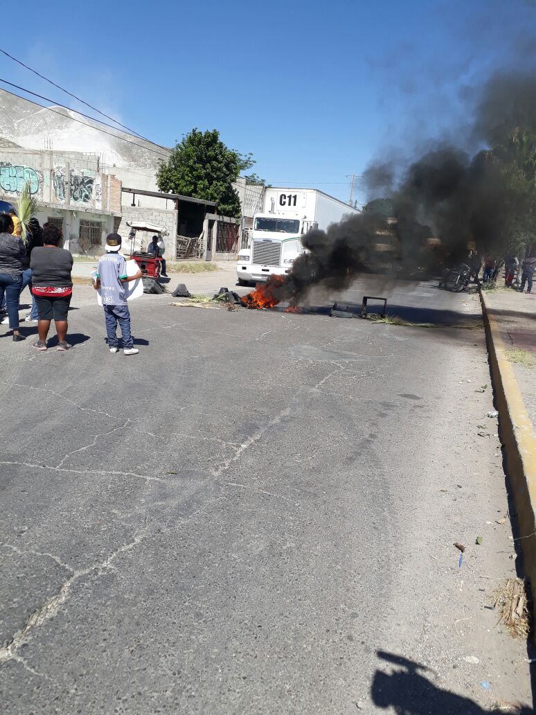 Desde las 9:30 cerraron el bulevar y al no ver respuesta incendiaron llantas. 