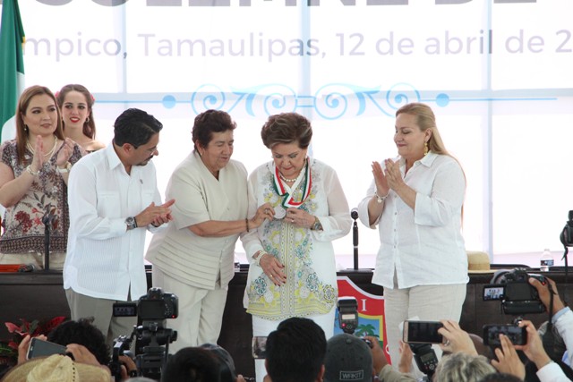 Momento en que la empresaria Josefea Castula Arias Rosas, 'Pepis' recibe medalla al mérito. 