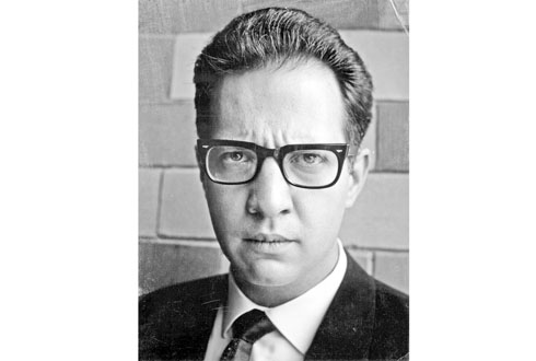 En su juventud desempeñó varios cargos diplomáticos en Europa. 