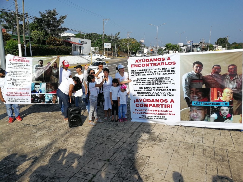 Los familiares de los desaparecidos protestan en el Monumento a Lázaro Cárdenas.