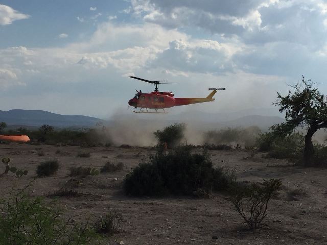 Helicóptero de Protección Civil permite las labores para sofocar incendios.