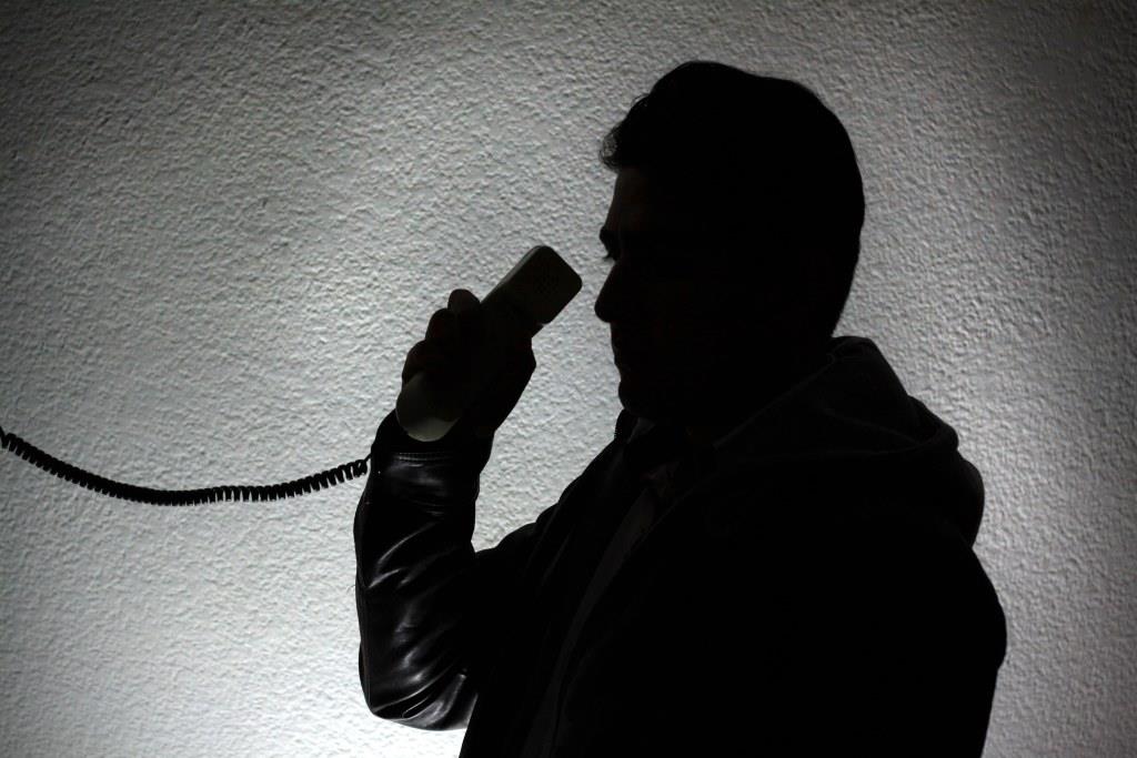 Un hombre fue extorsionado telefónicamente, obligándolo a dejar el hotel donde se encontraba hospedado.